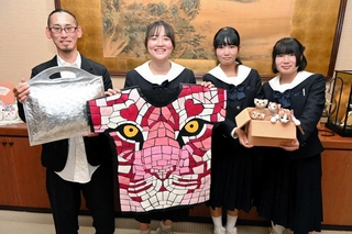 ジャパンレザーアワード２０２５で入賞した椎名賢さん（左）と、教え子で姫路工業高校の国田來愛さん（左から２人目）ら＝姫路市役所