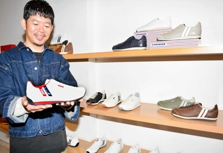 姫路で生産され、３５年を迎えるフランス発祥の人気スニーカー「パトリック」＝神戸市中央区磯上通、「ＰＡＴＲＩＣＫ　ＬＡＢＯ神戸」