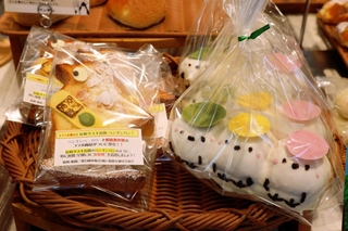 反射材たすきを着けたペンギンパンと「シマエナガ信号パン」＝姫路市野里