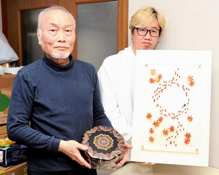 今回の出品作を手にする江藤國雄さん（左）、雄造さん親子＝姫路市京町