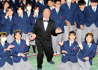 講演後、生徒と記念撮影をするタージンさん（中央）＝夢前中学校