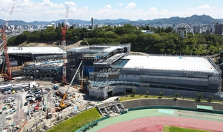 建設中のひめじスーパーアリーナ＝９月２日、姫路市西延末（ドローンで撮影）