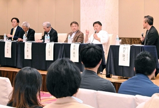 食文化部門でユネスコの「創造都市」に登録された山形県鶴岡市の奥田政行シェフ（右から２人目）らが、姫路市内の生産者らと意見を交わした＝姫路市駅前町