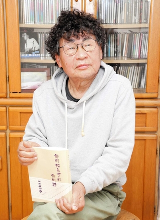 １８年間書き続けた俳句評を一冊にまとめた山田正春さん＝姫路市中地