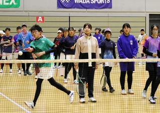 中学生の練習を見守るソフトテニス日本代表の前田梨緒選手（中央）＝ヴィクトリーナ・ウインク体育館