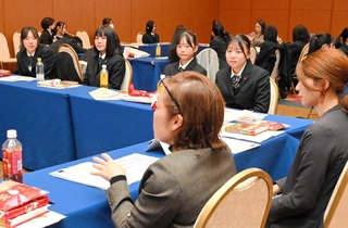 建設業界で働く女性技術者と、播磨地域の女子高校生が交流した＝姫路市三左衛門堀西の町