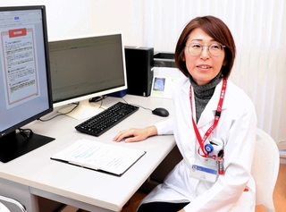 腎臓内科チームについて語る小坂恭子医師＝姫路聖マリア病院