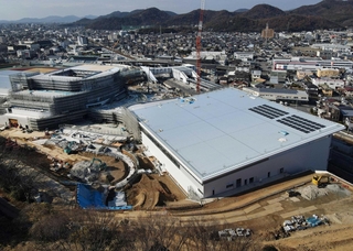 １０月のオープンに向けて建設が進む「ひめじスーパーアリーナ」。手前が屋内プールの建物＝姫路市西延末（ドローンで撮影・辰巳直之）
