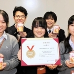 「ふわ姫パン」で「フードシフトセレクション」最優秀賞を受賞した姫路商業高校「地域創生部」のメンバーら＝姫路市井ノ口