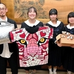 ジャパンレザーアワード２０２５で入賞した椎名賢さん（左）と、教え子で姫路工業高校の国田來愛さん（左から２人目）ら＝姫路市役所