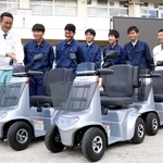 電気科の生徒に寄贈した「ポルカー」の説明をする福伸電機の宮内真一人事総務部長（左）＝姫路工業高校