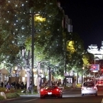 大手前通りを鮮やかに彩るイルミネーション＝姫路市内