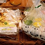 反射材たすきを着けたペンギンパンと「シマエナガ信号パン」＝姫路市野里