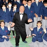 講演後、生徒と記念撮影をするタージンさん（中央）＝夢前中学校