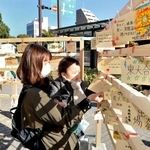 にぎわい願い、大手前通りに絵馬　県立大学生ら企画　通行人に書いてもらい展示　姫路