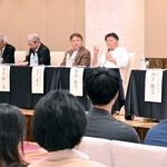 食文化部門でユネスコの「創造都市」に登録された山形県鶴岡市の奥田政行シェフ（右から２人目）らが、姫路市内の生産者らと意見を交わした＝姫路市駅前町