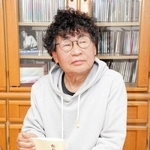 １８年間書き続けた俳句評を一冊にまとめた山田正春さん＝姫路市中地