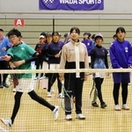 中学生の練習を見守るソフトテニス日本代表の前田梨緒選手（中央）＝ヴィクトリーナ・ウインク体育館