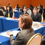 建設業界で働く女性技術者と、播磨地域の女子高校生が交流した＝姫路市三左衛門堀西の町