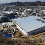 １０月のオープンに向けて建設が進む「ひめじスーパーアリーナ」。手前が屋内プールの建物＝姫路市西延末（ドローンで撮影・辰巳直之）