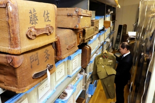 兵庫内外から寄贈された戦争に関する資料が眠る収蔵庫＝姫路市平和資料館