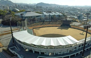 ウインク球場（手前）や県立武道館（左奥）が並ぶ手柄山平和公園＝姫路市内（ドローンで撮影・辰巳直之）