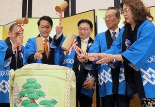 鏡開きで新年を祝う参加者＝姫路商工会議所