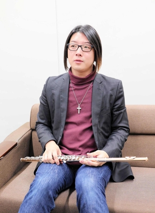 「フルートトリオ丙」の初公演に向け、抱負を話す深江亮太さん＝姫路市豊沢町
