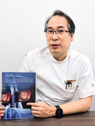 手術用顕微鏡「ＫＩＮＥＶＯ９００Ｓ」について説明する高野昌平医師＝姫路赤十字病院