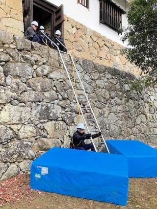 姫路市などが開発した姫路城の避難用はしご。避難時はマットも並べる＝姫路市本町（市提供）