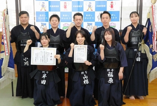 県警の剣道大会団体戦で優勝した網干署員ら＝姫路市網干区新在家