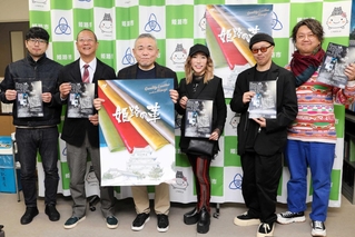 「姫路レザーコレクション２０２６」をＰＲする磯部宗潤さん（右端）ら＝姫路市役所