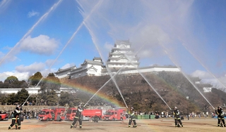 一斉放水を披露する姫路東消防署員＝姫路城三の丸広場