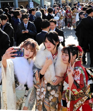 友人と記念撮影をする姫路市の「はたちの集い」の参加者＝アクリエひめじ