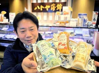 「板なし」で手軽に食べられるかまぼこ「Ｄｉｓｈ　ＯＮＥ」をＰＲする松本敏郎社長＝ハトヤ本店