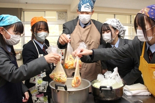 ポリ袋でご飯やおかずを作るパッククッキングに挑戦する高校生＝神崎高校