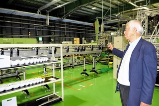 南海トラフ巨大地震の発生に備え、自治体に飲料水を供給できるよう準備するキンキサインの山口義弘会長＝神河町福本