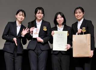 最優秀賞に選ばれた甲南大の学生＝姫路市市民会館