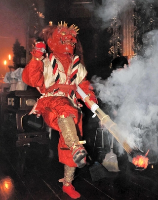 たいまつを振り回して舞う赤鬼＝姫路市書写、書写山円教寺