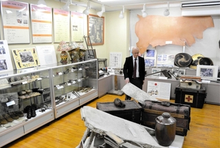 江戸時代から現代までの貴重な革製品が展示される西御着総合センターの「皮革資料室」＝姫路市御国野町西御着