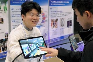 情報通信研究機構のブースで、宇宙天気予報センターの見学を模擬体験する参加者（右）＝アクリエひめじ