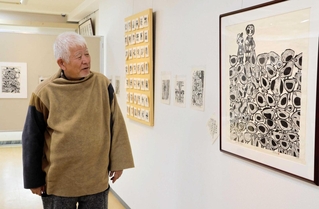 鳥を描いた作品への思いを語る岩田健三郎さん＝見野の郷交流館