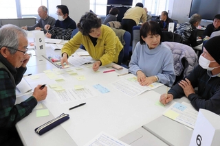 地域行事と防災について意見を交わす参加者＝姫路市防災センター