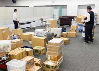 突然の衆院解散を受け投票所の物品を仕分けする姫路市選挙管理委員会の職員ら＝１９日、市役所北別館