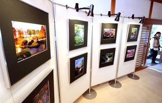 好古園内の四季を題材にした作品が並ぶ会場＝姫路市本町