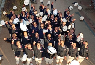 ２年連続１０度目の選抜大会出場が決まり、帽子を投げて喜ぶ東洋大姫路ナイン＝３０日午後、姫路市書写（撮影・辰巳直之）