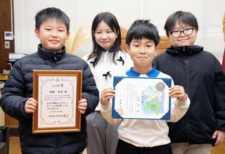 川に転落した児童を救助し、表彰される（前列左から）清瀬來夢さん、本城渚さんら＝白浜小学校