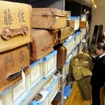 兵庫内外から寄贈された戦争に関する資料が眠る収蔵庫＝姫路市平和資料館