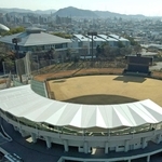 ウインク球場（手前）や県立武道館（左奥）が並ぶ手柄山平和公園＝姫路市内（ドローンで撮影・辰巳直之）