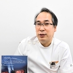 手術用顕微鏡「ＫＩＮＥＶＯ９００Ｓ」について説明する高野昌平医師＝姫路赤十字病院